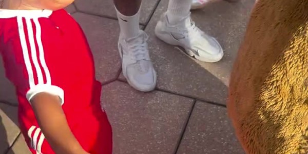 开云娱乐中心-孩子想互动被完全无视！拉菲尼亚妻子怒斥迪士尼🤬：令人厌恶！