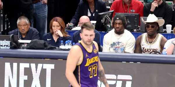 kaiyun-真贴脸开大！一球迷和哈里森问好握手 对其大喊：我们TMD仍然恨你