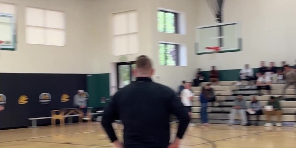 库里训练营展现精湛射术 优雅投篮令人叹为观止