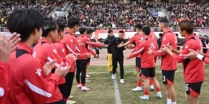 开云娱乐中心-今日赛前，俱乐部为前球员马晓磊及文烁举行了退役仪式